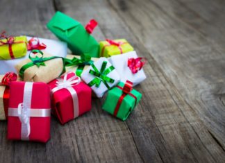 5 populære gaver i 2020 – det skal du give i gave i år Gaver der ligger på et trægulv