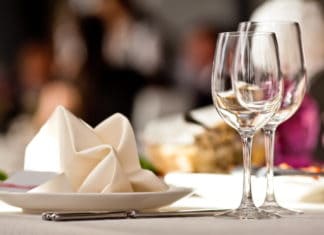 Inviter hende på lækker mad på restaurant eller få leveret god mad hjem til en hyggelig aften