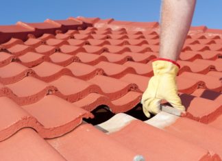 Skal du have nyt tag, så overvej også disse relativt ukendte materialer Person der arbejder på nyt tag