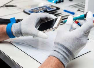 Care1 findes nu i både Danmark, Norge og Sverige Person der reparerer en telefon