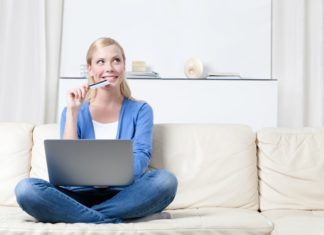 Sådan sparer du penge, når du handler på nettet Pige der shopper på nettet