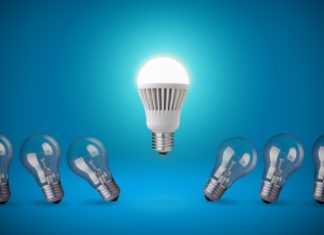 Put snacks og lys i gavekurven