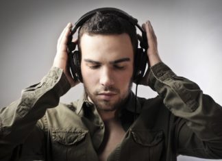 Find nye høretelefoner hos Av-Cables.dk Mand med headphones på