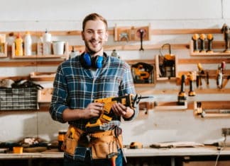 Alt det, du kan lave selv er næsten gratis, men af og til giver det alligevel mening at hyre en professionel håndværker