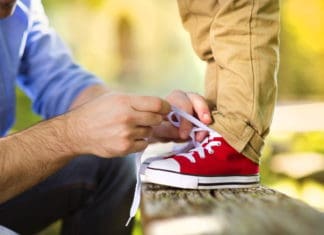 Børn er hårde ved deres fodtøj og vokser ofte ud af det, derfor kan sko og sneakers være fine gaver