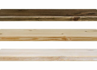 Flotte træhylder med beslag af vandrør til din vin