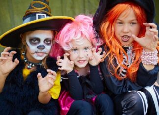 Send børnene afsted til et halloweenevent i farverigt børnetøj med accessories