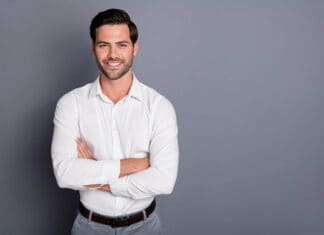 Sådan bruger du en skjorteholder til forskellige lejligheder