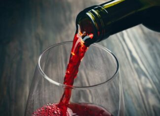 Få mest ud af vinen – sådan ilter du vin