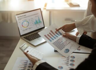 Hvorfor du bør begynde at investere i aktier 2 personer der kigger på aktier