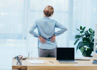 3 gode tips til at undgå smerter ved kontorarbejde Forretningskvinde med rygsmerter