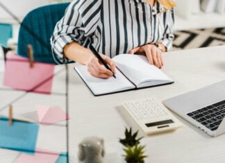 Derfor skal du bære en skjorte på din hjemmearbejdsdag