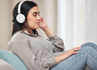 Nyt site skal hjælpe danskerne med at vælge den rette lydbogsapp Kvinde med headphones