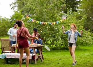 Idé til fest: Lad folk campere i baghaven og hold en hyggelig fest