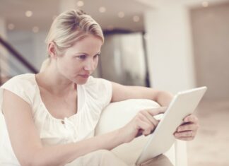 Guide: Sådan finder du det bedste abonnement på digitale nyheder Kvinde der læser nyheder online