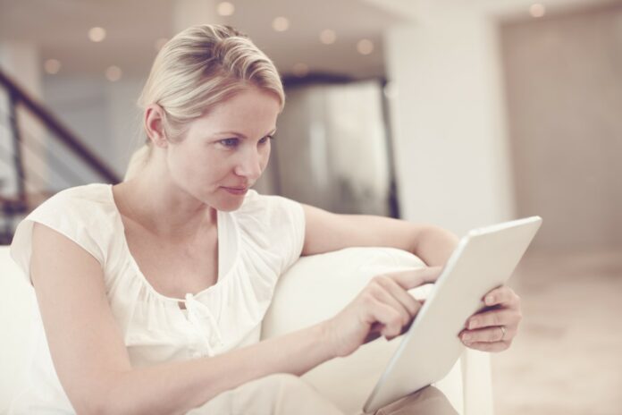 Kvinde der læser nyheder online