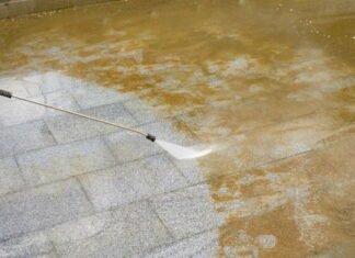 Hyr en professionel til rensning af dine fliser