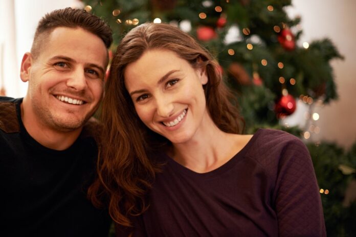 Par foran juletræet