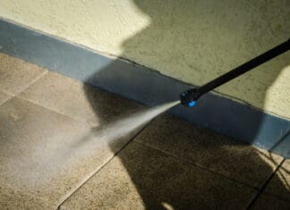 Guide til rengøring af fliserne på terrassen