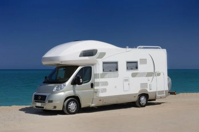 Autocamper ved stranden