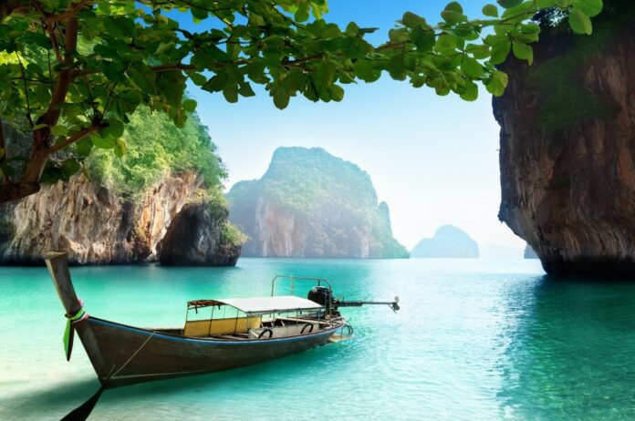 Båd på lille ø i Thailand