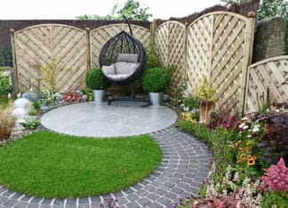 Brug fliser til at etablere små rum i haven