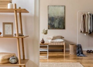 Indret en praktisk entré med knagerækker til dig og dine gæsters overtøj