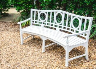 Lav en hyggelig oase i haven med fliser, planter, hegn og en bananbænk