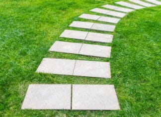 Er din flagstang placeret i et bed, så lav en sti med fortovsfliser derhen