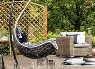 Skab et hyggeligt område i haven med en hængesofa