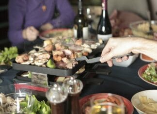 Derfor skal du forære din partner en raclette til jeres årsdag