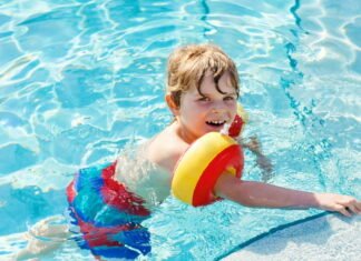 Udstyr til børn du ikke kan undvære når dit barn skal lære at svømme
