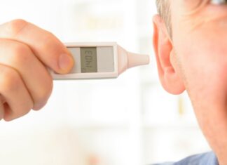 Gode råd til når du er syg Mand med øretermometer