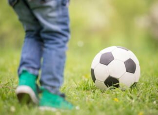 Gør børnene interesseret i fodbold via fodboldkampe og fodboldnyheder