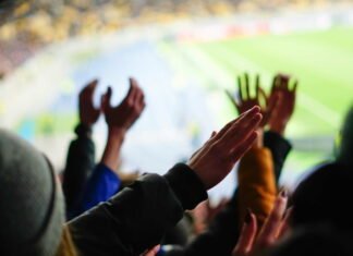 Hep på dit fodboldhold på stadion i en reto trøje