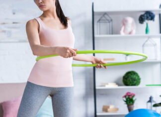 Træningsøvelser med en hulahopring med vægt i