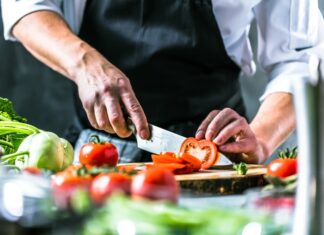 Lækkert lys til madlavningen Mand der laver mad i sit køkken