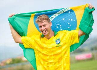 Hæng fodboldtrøjer på væggen i herreværelset i steder for billeder