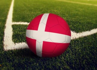 Giv ham en dansk landsholdstrøje og billetter til en landskamp i Parken i gave