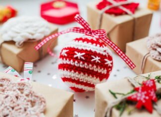 Er du inviteret til julefrokost, så medbring hæklet julepynt som værtindegave