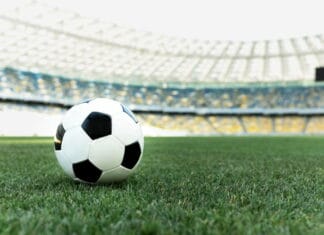 Giv en fodboldfan en fodboldtrøje eller en fodboldplakat i julegave