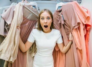 Giv hende tøjgaver til jul – alt fra striktrøjer til sports-bh’er