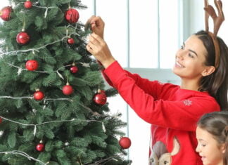 Klæd familiens piger og kvinder festligt på til jul med julekjoler, juletrøjer og julehårbøjler