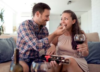 Giv vin og chokolade eller flødeboller i gave til en du holder af