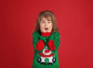 Sådan finder du en julesweater til børn med blikende lys