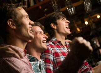 Tag en Liverpool trøje på inden i skal se fodbold på sportsbar