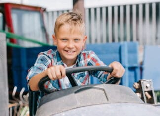 Fra mark til grønne huller: Moderens guide til børnetraktorer og junior golf