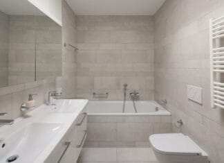 Sådan finder du en murer til opsætning af fliser på badeværelset