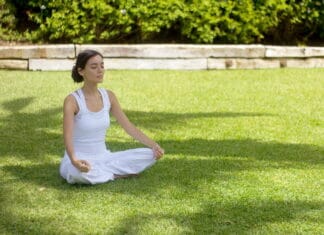 Skab et hyggeligt yoga-hjørne med vild natur og opsamlet regnvand i baghaven