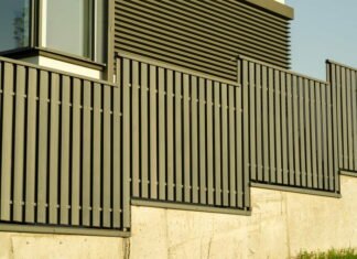 Sæt hegn rundt om terrassen, så du kan nyde dit koldtvandskar i fred